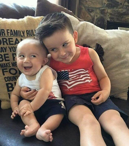 Con nhà tông không giống lông, cũng giống cánh.