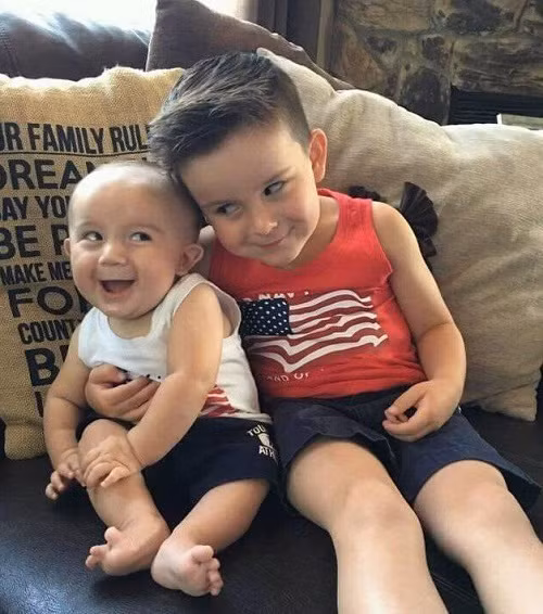 Con nhà tông không giống lông, cũng giống cánh.