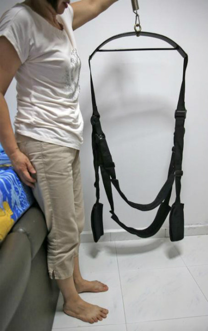 Chị Gao giơ một số đồ chơi tình dục mà chồng sưu tầm với phóng viên.Ảnh:Xinming daily. Chị Gao giơ một số đồ chơi tình dục mà chồng sưu tầm với phóng viên.Ảnh:Xinming daily.