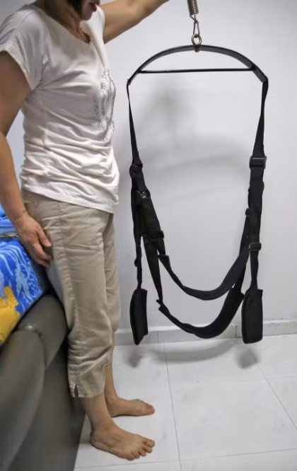 Chị Gao giơ một số đồ chơi tình dục mà chồng sưu tầm với phóng viên.Ảnh:Xinming daily. Chị Gao giơ một số đồ chơi tình dục mà chồng sưu tầm với phóng viên.Ảnh:Xinming daily.