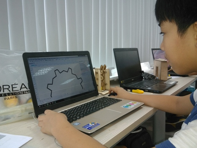 Học sinh lớp 8 trường THCS Trần Đại Nghĩa, Quận 1 đang thực hành phần thiết kế trên máy.