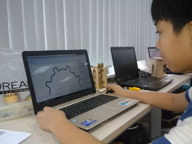 Học sinh lớp 8 trường THCS Trần Đại Nghĩa, Quận 1 đang thực hành phần thiết kế trên máy.