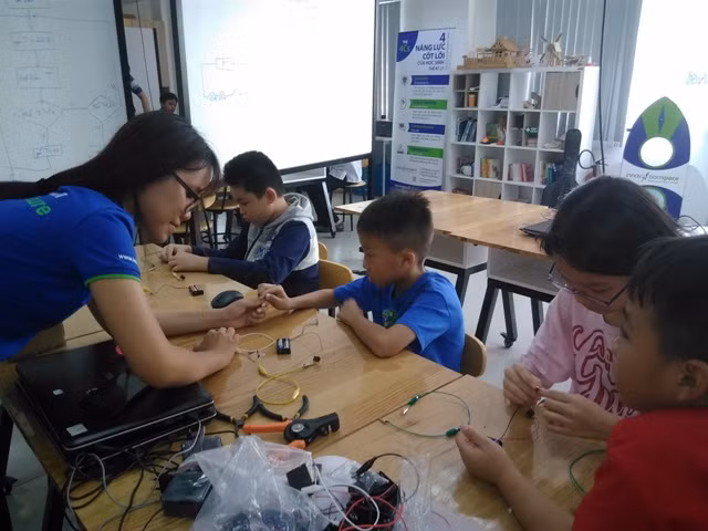 Các em HS tiểu học cũng được hướng dẫn để thực hiện việc mắc các mạch điện nối tiếp và song song.