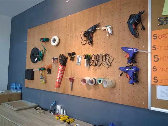 Các dụng cụ được trang bị đầu đủ, ngăn lắp