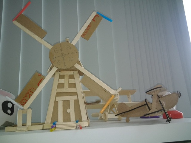 Cối xay gió và Chiếc máy bay bằng gỗ của một bạn HS