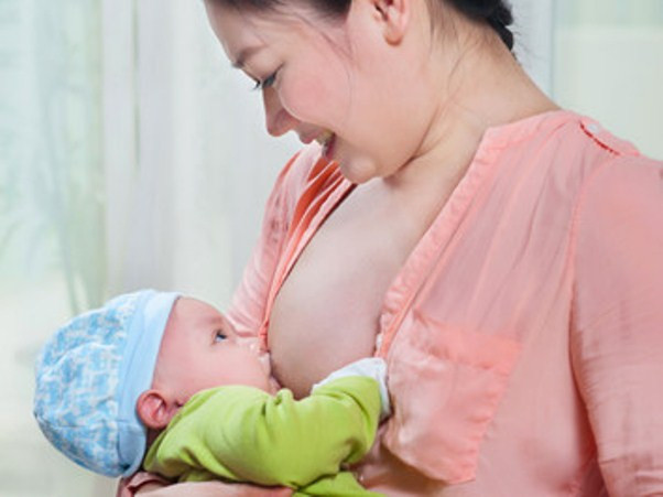 Mẹ bị ốm có nên tiếp tục cho con bú?