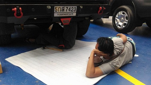 Nên em lùi bước về sau để ngắm anh rõ hơn.