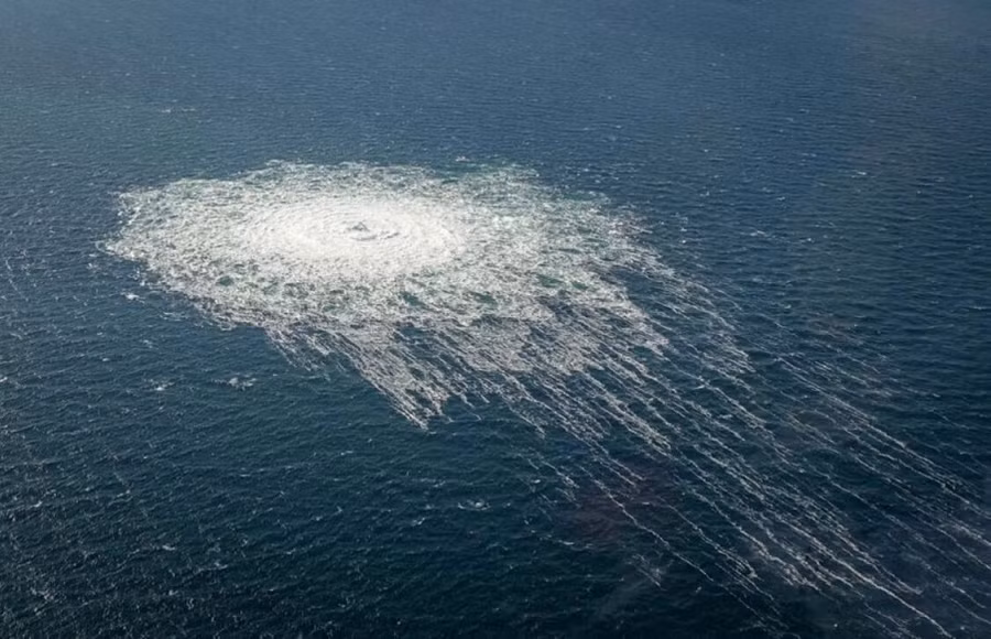 Bong bóng khí từ đường ống Nord Stream 2 rò rỉ lên bề mặt Biển Baltic trong khu vực gần Bornholm, Đan Mạch, hôm 27/09/2022