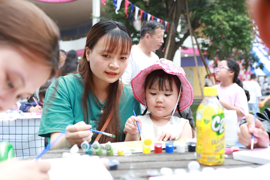 Phụ huynh cùng con tham gia trải nghiệm nhiều hoạt động thú vị.