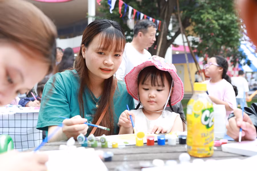 Phụ huynh cùng con tham gia trải nghiệm nhiều hoạt động thú vị.