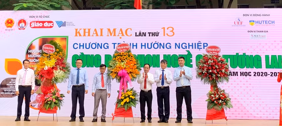 Đại diện Ban tổ chức nhận hoa chúc mừng từ đại diện Bộ GD&ĐT, sở GD&ĐT TPHCM và các trường