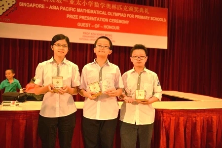 Ba học sinh đoạt Huy chương Vàng APMOPS 2014