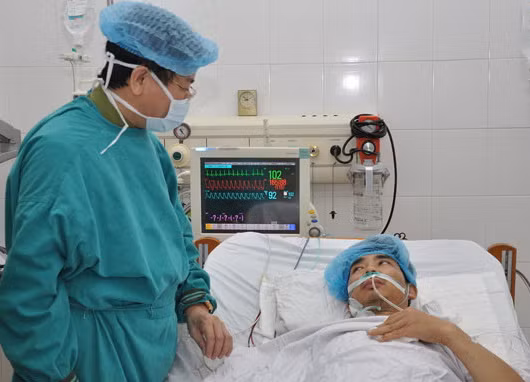 Bác sĩ thăm ông P.T.H. hai ngày sau ca ghép thận - tụy - Ảnh: Thúy Anh