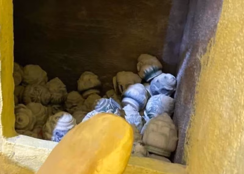 Các hũ tro cốt được gom chung vào một góc gây bức xúc cho người dân.