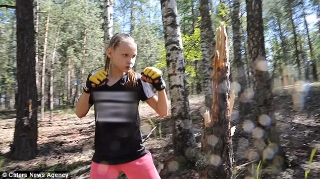  Evnika đấm gãy cả thân cây bạch dương 