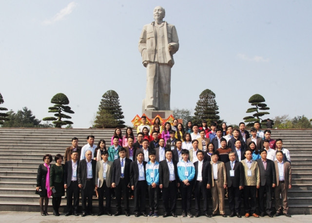 Chụp ảnh lưu niệm tại Quảng trường Hồ Chí Minh