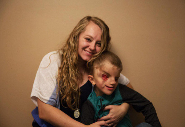 Lacey cũng bị choáng váng bởi quyết tâm sống một cuộc sống tròn đầy của Christian