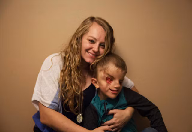 Lacey cũng bị choáng váng bởi quyết tâm sống một cuộc sống tròn đầy của Christian