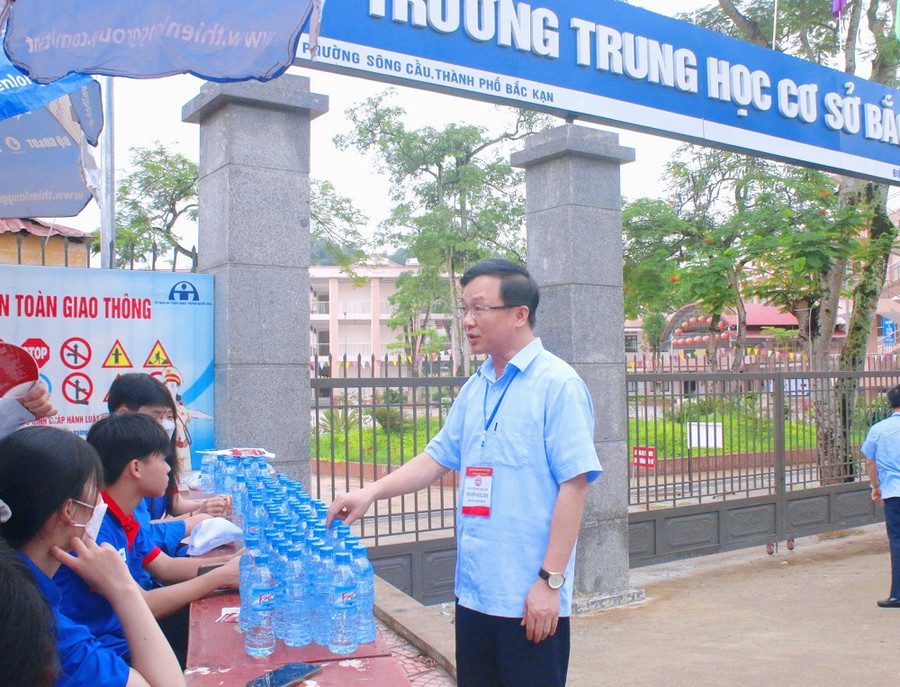 Ông Nguyễn Ngọc Sơn, Giám đốc Sở GD&ĐT Bắc Kạn kiểm tra công tác thi tại điểm thi trường THPT Chuyên Bắc Kạn. Ông Nguyễn Ngọc Sơn, Giám đốc Sở GD&ĐT Bắc Kạn kiểm tra công tác thi tại điểm thi trường THPT Chuyên Bắc Kạn.