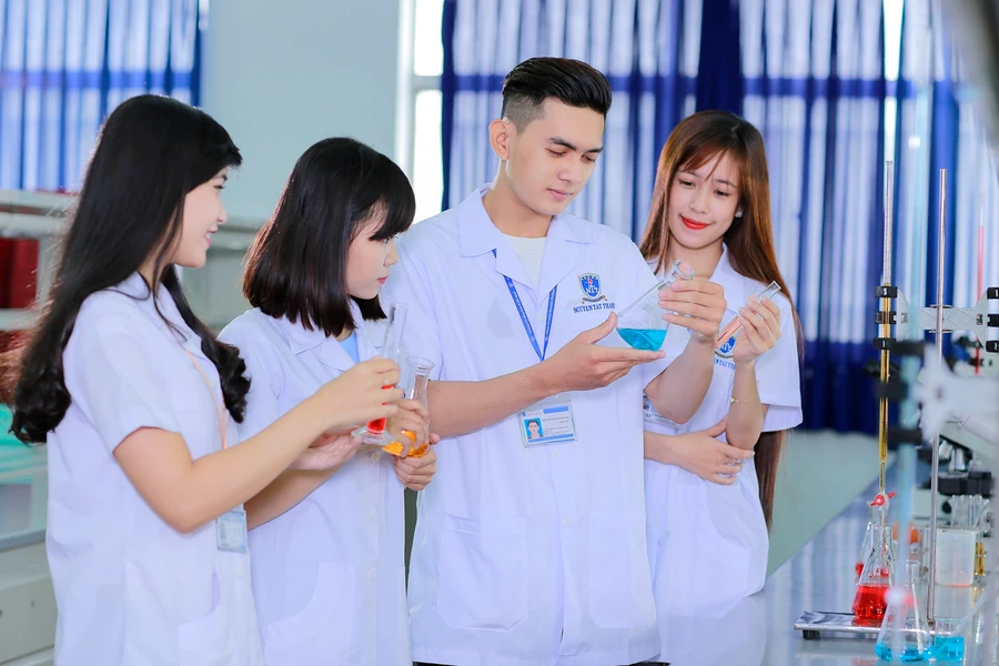 Sinh viên Trường ĐH Nguyễn Tất Thành đang thực hành và ứng dụng công nghệ trong học tập, nghiên cứu