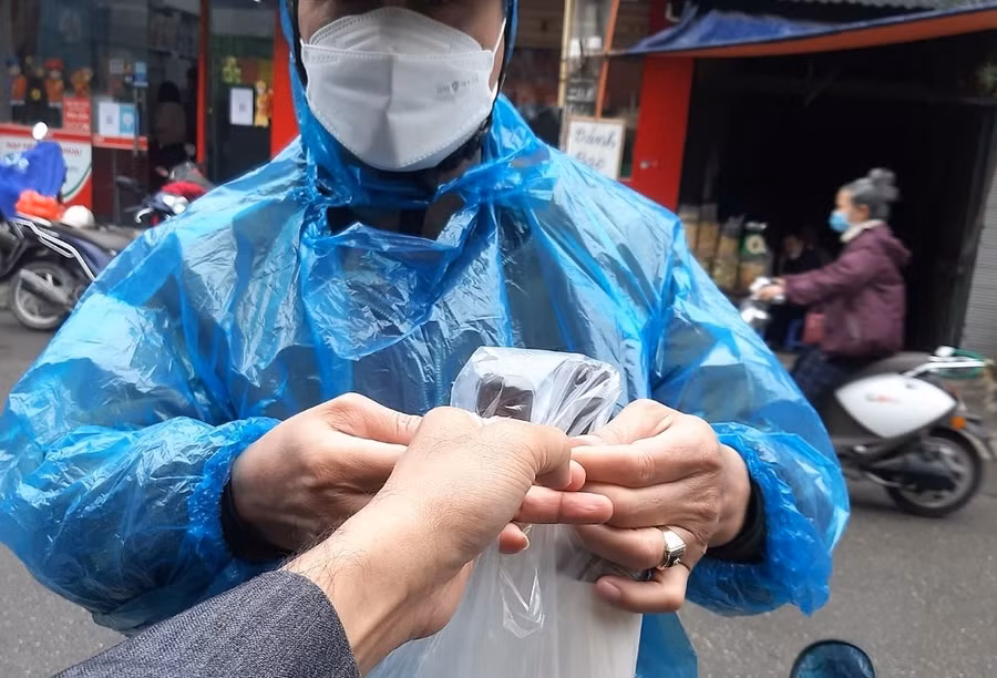 Người người tấp nập giao hàng và nhận hàng chiều 30 Tết.