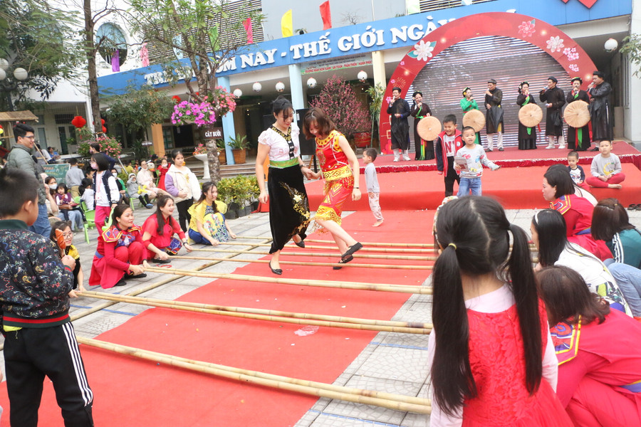 Những làn điệu của núi rừng Tây Bắc được cất lên cũng là lúc cô trò bắt đầu tham gia trò chơi nhảy sạp.