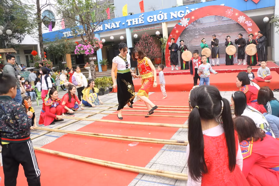 Những làn điệu của núi rừng Tây Bắc được cất lên cũng là lúc cô trò bắt đầu tham gia trò chơi nhảy sạp.