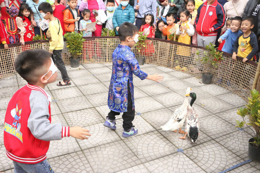 Bịt mắt bắt vịt là trò chơi được nhiều trẻ tham gia nhiệt tình.