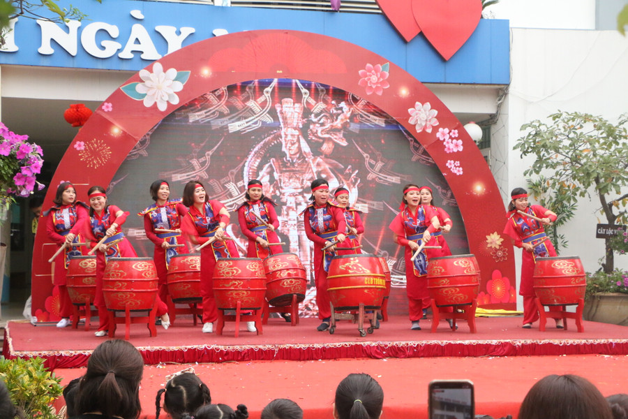 Màn múa trống hội với những thanh âm hào hùng của lịch sử dân tộc.