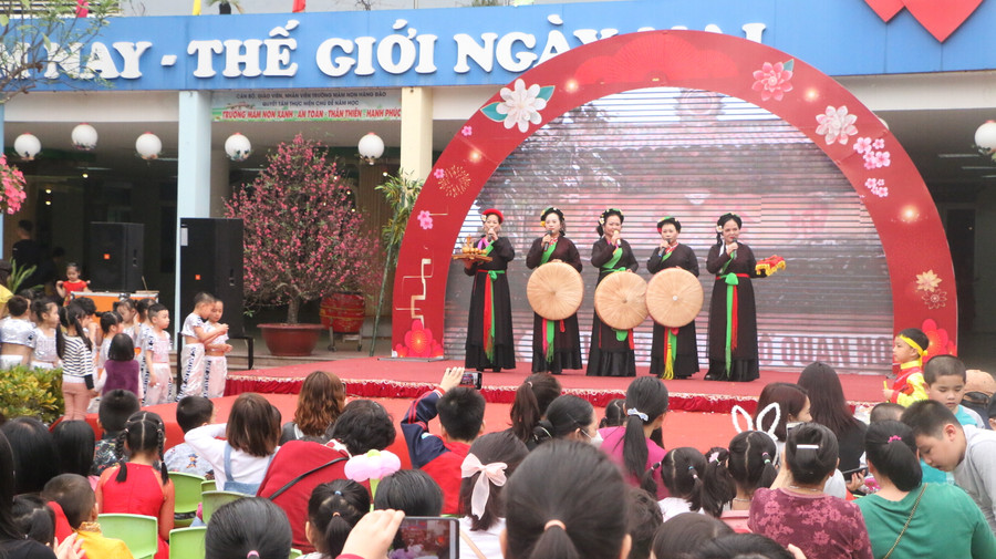 Những làn điệu dân ca quan họ Bắc Ninh thu hút sự chú ý của đông đảo học sinh và phụ huynh.