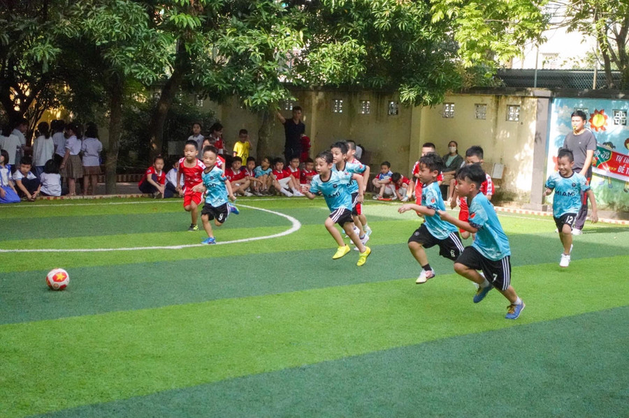 Một trận giao hữu bóng đá giữa các em học sinh tại sân thể thao của trường. Một trận giao hữu bóng đá giữa các em học sinh tại sân thể thao của trường.