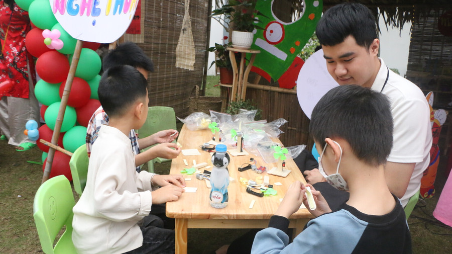 Trẻ tỏ ra thích thú khi được trải nghiệm làm quạt từ pin một chiều.