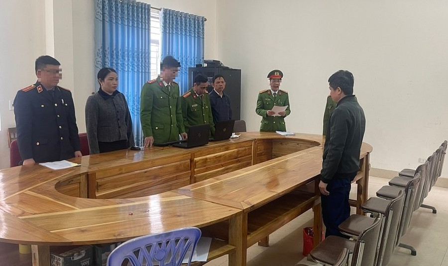 Cơ quan chức năng tống đạt quyết định khởi tố vụ án, khởi tố bị can và ra lệnh bắt tạm giam đối với Hà Thắm Cảnh. Ảnh: CANA. Cơ quan chức năng tống đạt quyết định khởi tố vụ án, khởi tố bị can và ra lệnh bắt tạm giam đối với Hà Thắm Cảnh. Ảnh: CANA.