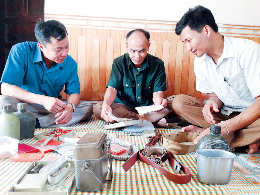 Ông Mão đang kể về những kỷ vật chiến tranh.