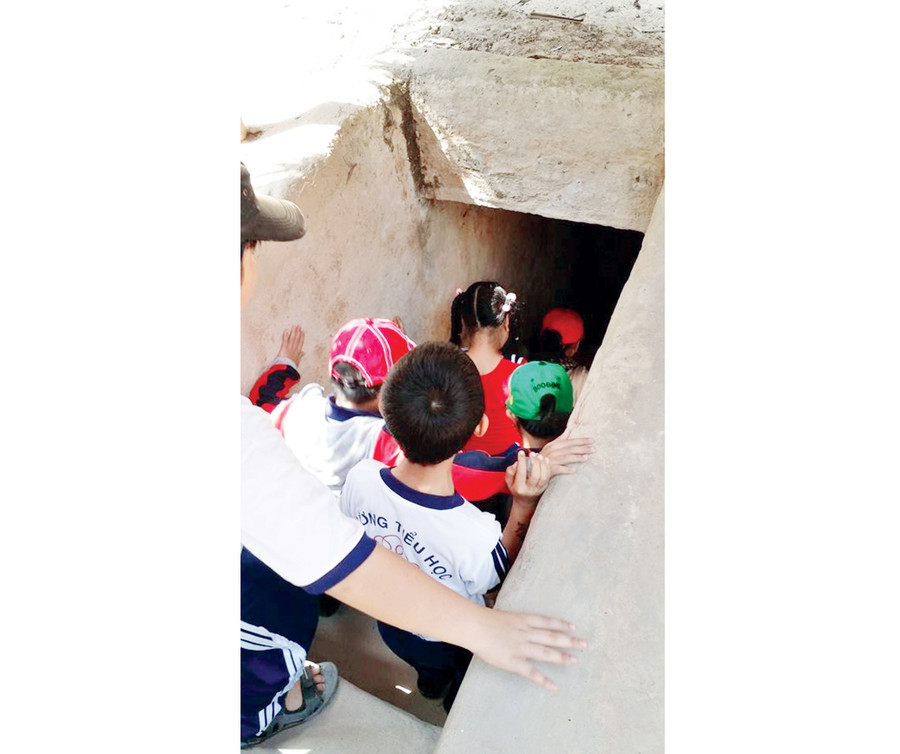 Học sinh TPHCM tham quan mô hình hầm trú bom trong vùng giải phóng Củ Chi.
