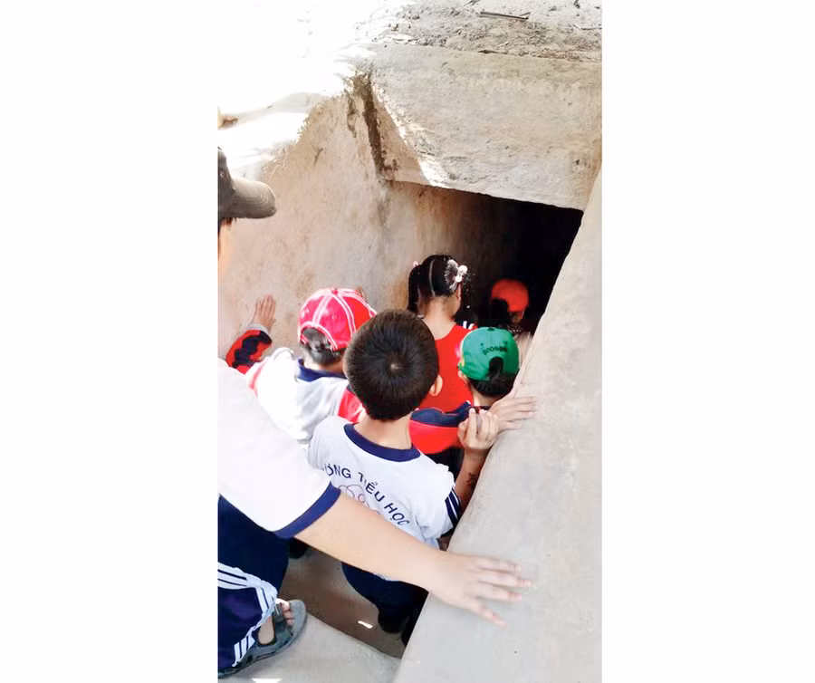 Học sinh TPHCM tham quan mô hình hầm trú bom trong vùng giải phóng Củ Chi. Học sinh TPHCM tham quan mô hình hầm trú bom trong vùng giải phóng Củ Chi.