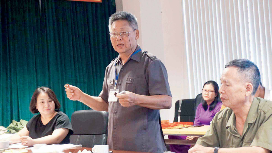 Ông Lê Xuân Tường chia sẻ những câu chuyện hiện vật. Ảnh: TG Ông Lê Xuân Tường chia sẻ những câu chuyện hiện vật. Ảnh: TG