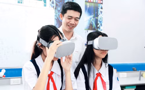 Học sinh Trường THCS Lê Quý Đôn (quận 3, TPHCM) được học ở Phòng học STEM với kính thực tế ảo. Ảnh: Phan Nga