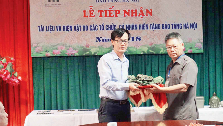 Ông Lê Xuân Tường (bên phải) hiến tặng hiện vật thời chiến cho Bảo tàng Hà Nội. Ảnh: TG Ông Lê Xuân Tường (bên phải) hiến tặng hiện vật thời chiến cho Bảo tàng Hà Nội. Ảnh: TG