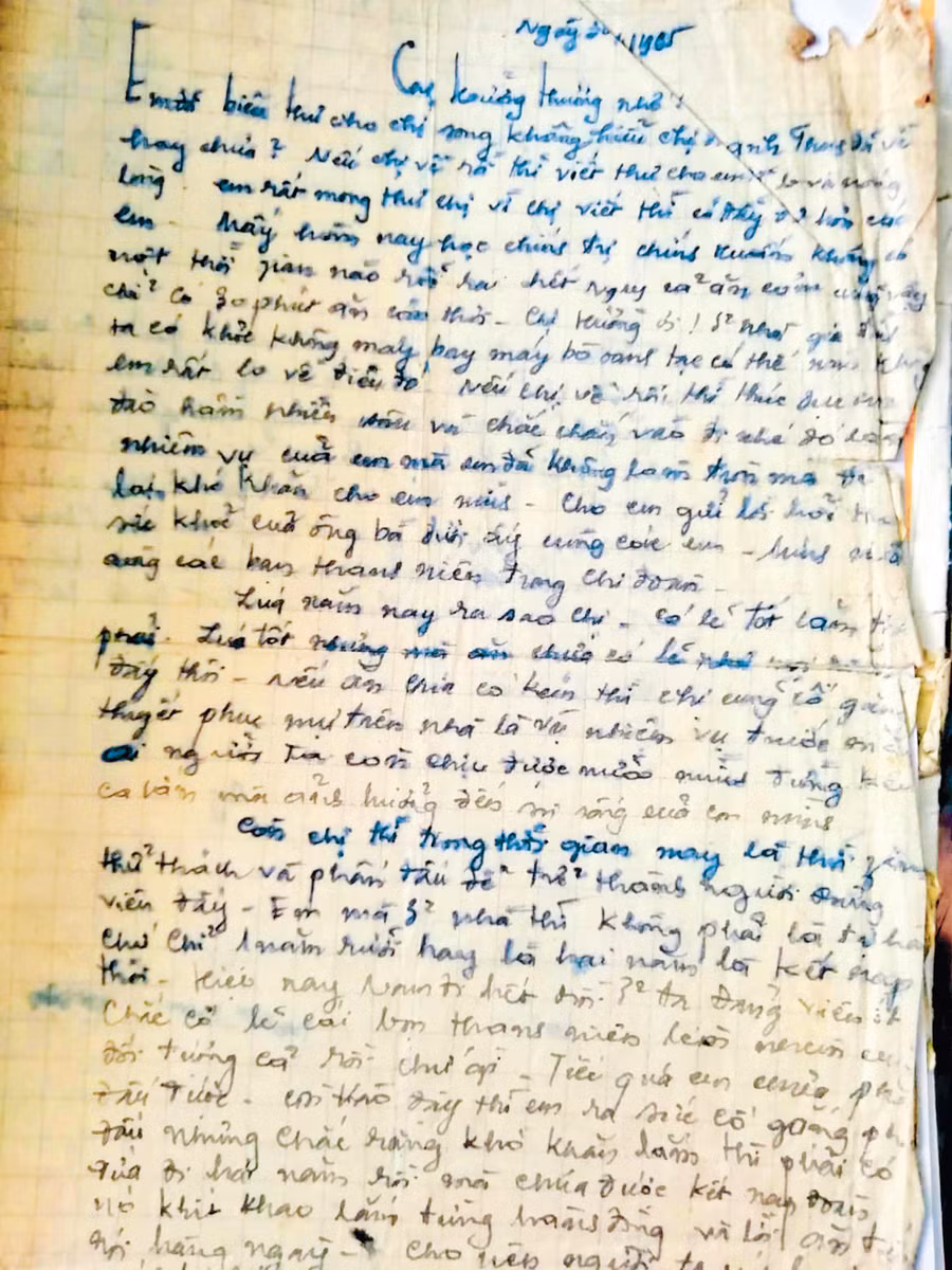 Thư liệt sỹ Dương Xuân Hoàng gửi về cho cậu mự (cách gọi bố mẹ ở một số vùng Nghệ An). Ảnh: Hồ Lài