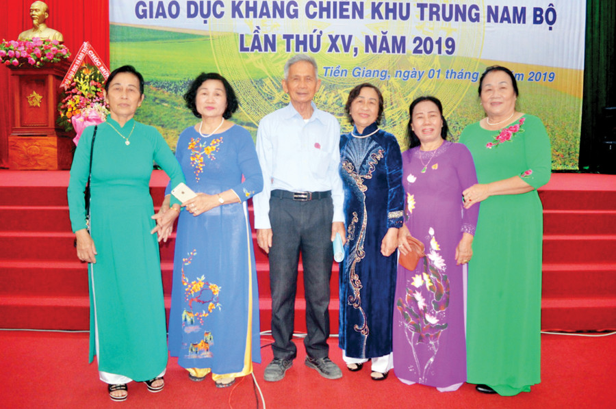 Nhà giáo Chu Cấp cùng đồng nghiệp GD khu 8 tại Tiền Giang 2019. Ảnh: TG