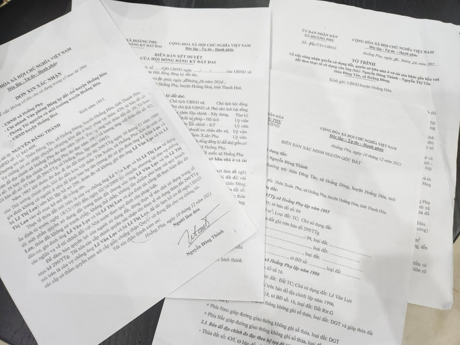 Hồ sơ của hộ ông Thành thể hiện các quy trình được gấp rút làm trong 1 ngày. (Ảnh: NT)