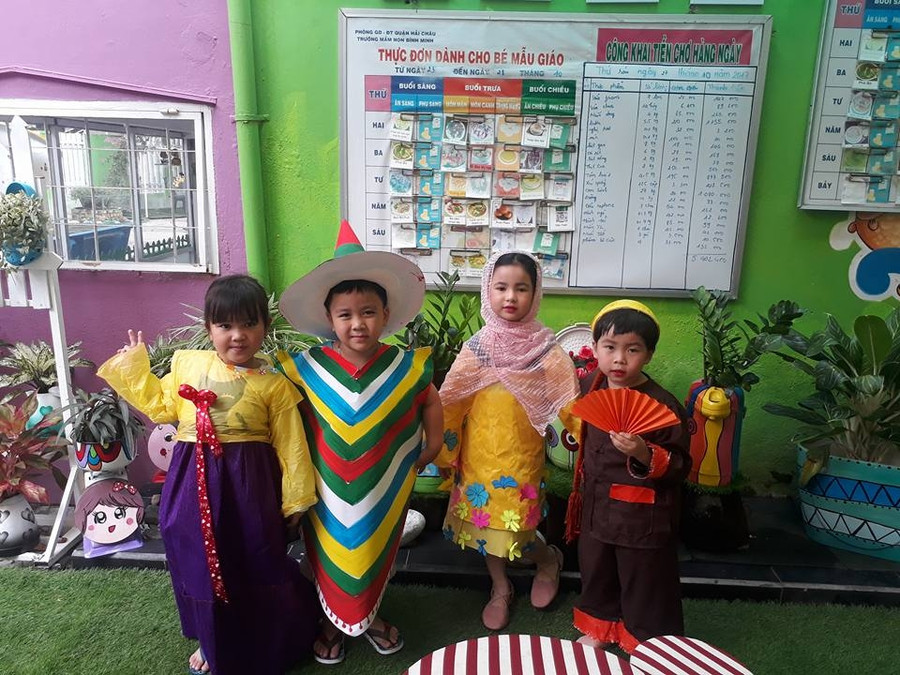 Trường Mầm non Bình Minh tổ chức biểu diễn trang trong hoạt động chào mừng Tuần lễ Diễn đàn cấp cao APEC 2017.