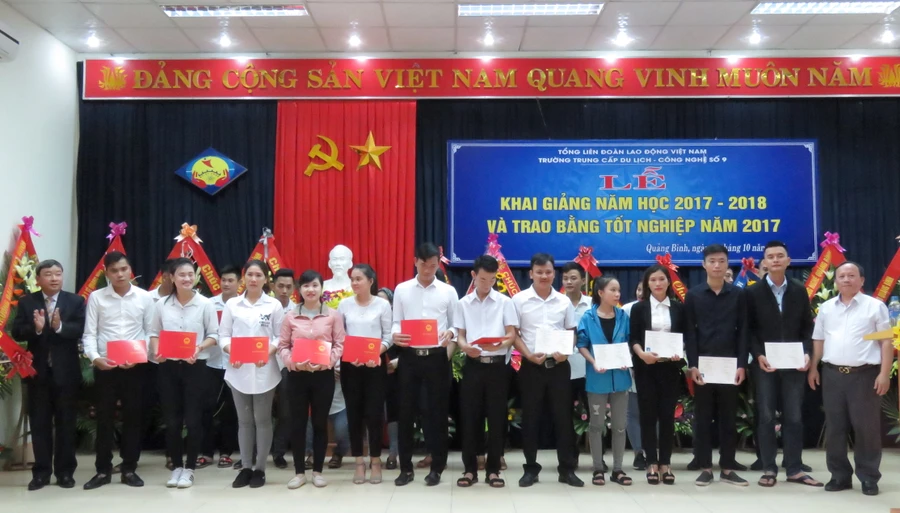  Ban giám hiệu nhà trường trao bằng tốt nghiệp trung cấp nghề cho học sinh khóa học 2015-2017. 