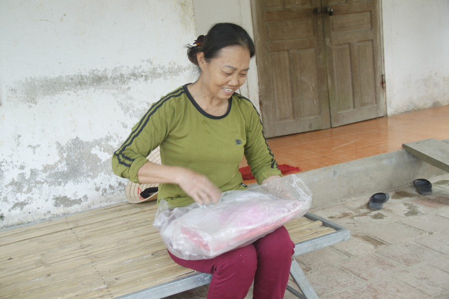 Cô Hà hiện đang quay về trường xin vào làm cô nuôi với mức lương 2 triệu/tháng nên vẫn đủ trang trải cuộc sống