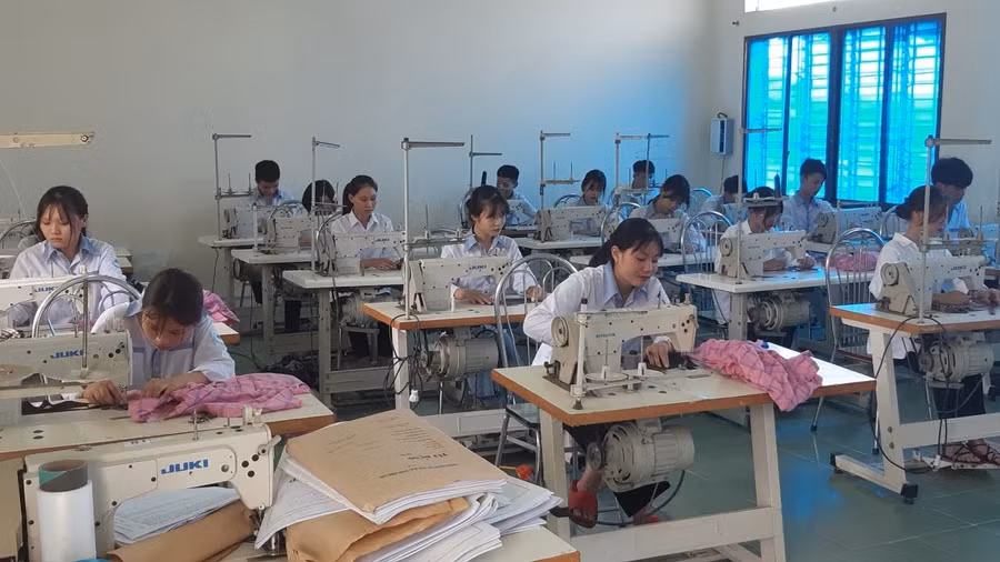 Giờ học thực hành của học sinh Trường Trung cấp Kinh tế - Kỹ thuật Hồng Lam