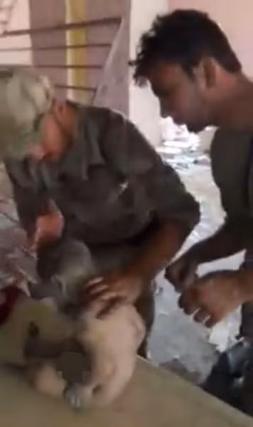  Cậu bé tội nghiệp mới chỉ 1 tuổi được những người lính phát hiện trong đống đổ nát. 