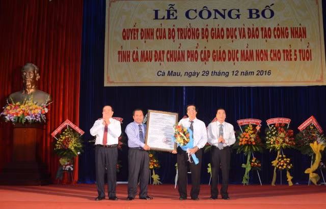 Phó Bí thư Thường trực Tỉnh uỷ Cà Mau Phạm Bạch Đằng cùng Phó Chủ tịch HĐND tỉnh Cà Mau Nguyễn Kiên Cường trao Quyết định của Bộ trưởng Bộ GD&ĐT cho lãnh đạo Sở GD&ĐT Cà Mau