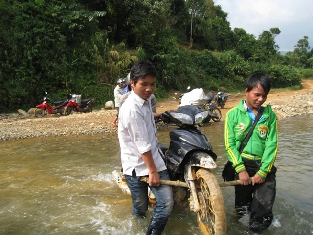 Dạy học ở những “làng cô lập” sau mưa lũ