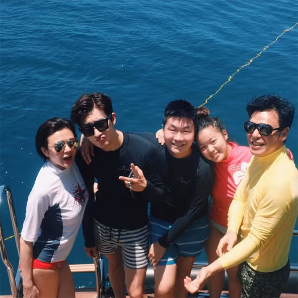 bo-chong-ty-phu-quan-chi-lam-cap-trai-tre-kem-2-con-giap-1